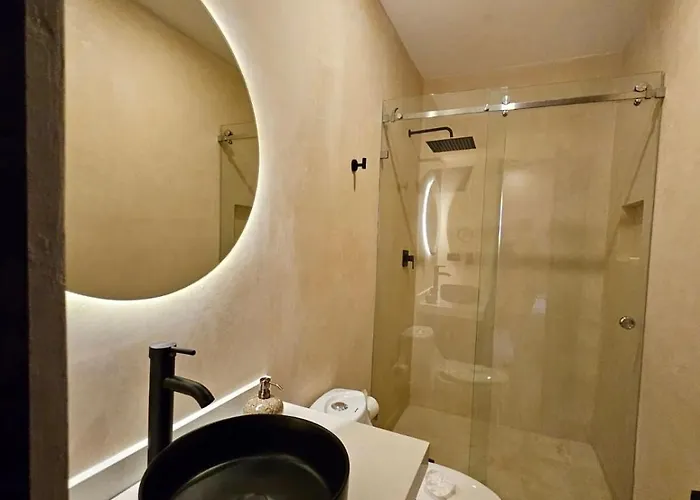 Luxe Jacuzzi Apartment